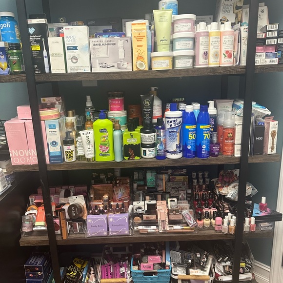 Ask to see anything on the shelf while I’m live! - Picture 2 of 12